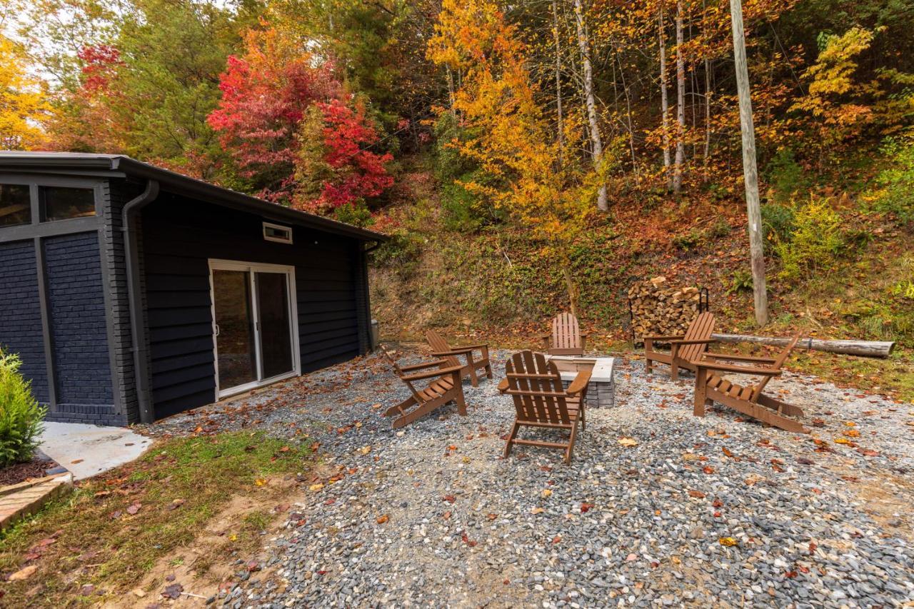 Fun Cabin With Hot Tub, Pool Table & Fire Pit - Big Blue Bryson City Exterior foto